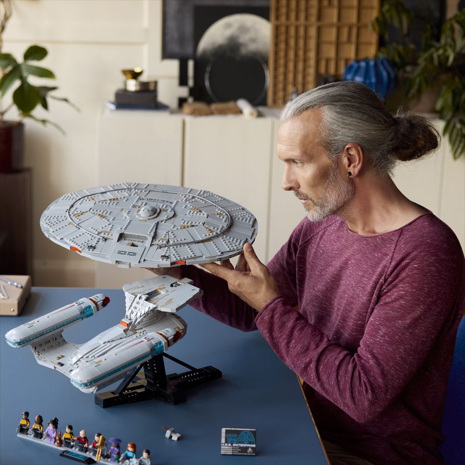 LEGO stellt das lang erwartete LEGO Icons Star Trek U.S.S. Enterprise NCC-1701-D Set vor.