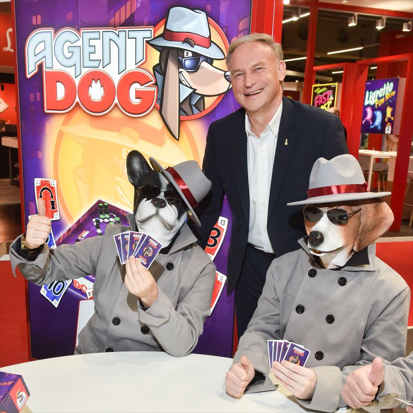 Schmidt Spiele eröffnet die Spielwarenmesse® Nürnberg mit kühnen Agenten und tierischem Gezocke