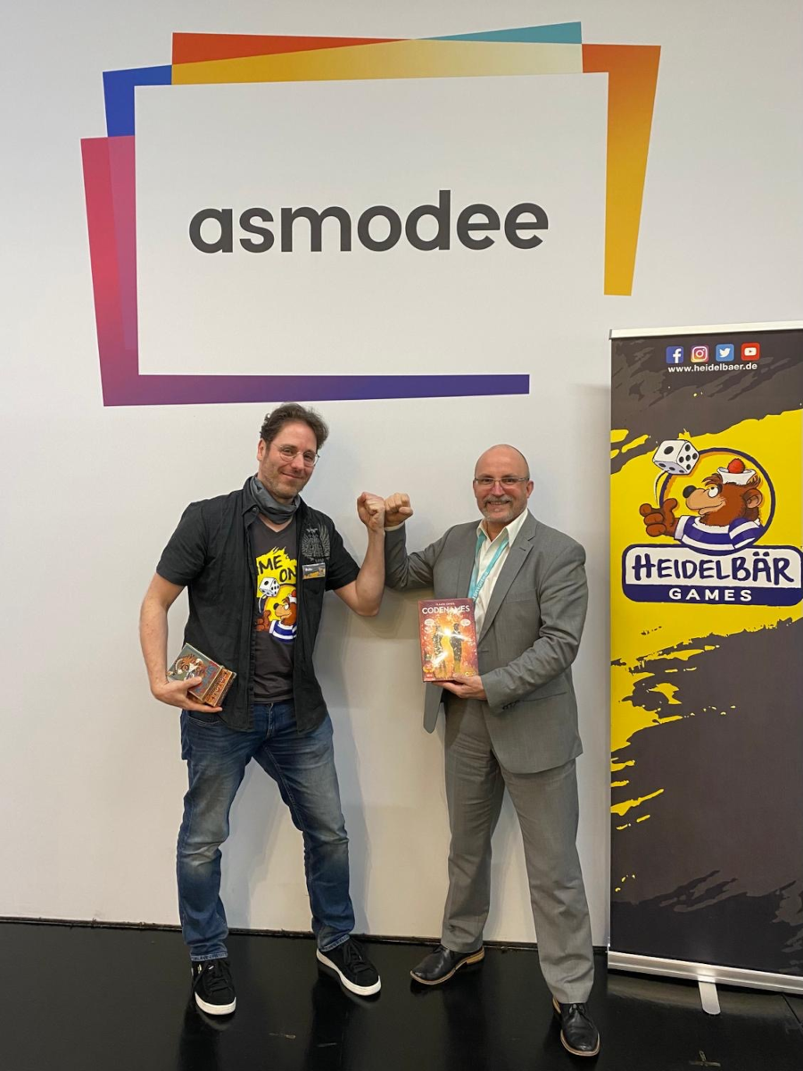 Heiko Eller-Bilz, CEO HeidelBÄR Games (links) und Udo Fischer, CEO Asmodee Deutschland (rechts) freuen sich über den Ausbau der Partnerschaft.