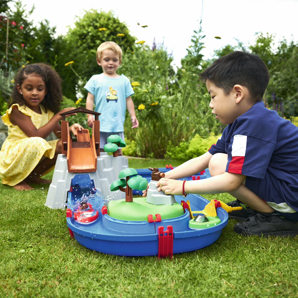 Mit der Wasserbahn AquaPlay Adventure Land kommt echtes Abenteuerfeeling in den heimischen Garten