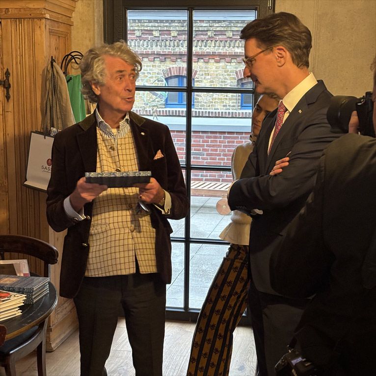 Hendrik Wüst, Ministerpräsident des Landes Nordrhein-Westfalen, besucht den Coppenrath Verlag