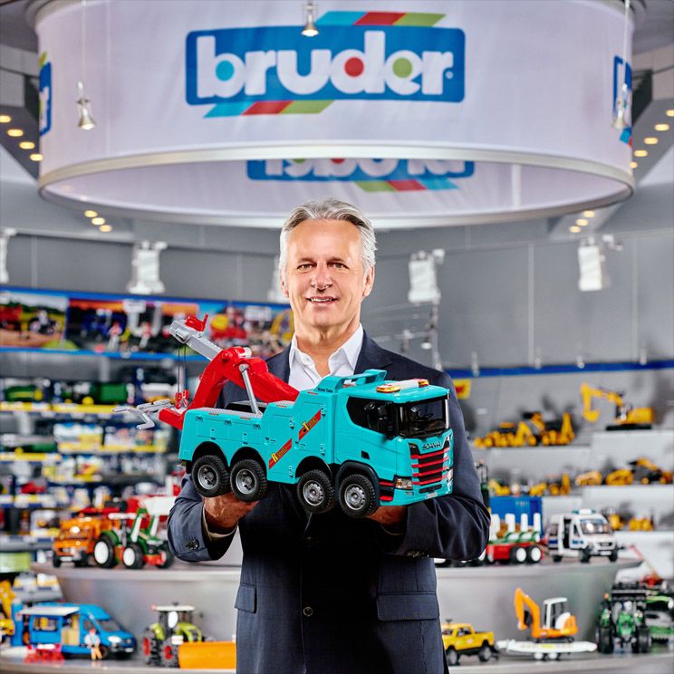BRUDER Spielwaren Jahresbilanz 2024 und Jubiläum 2025