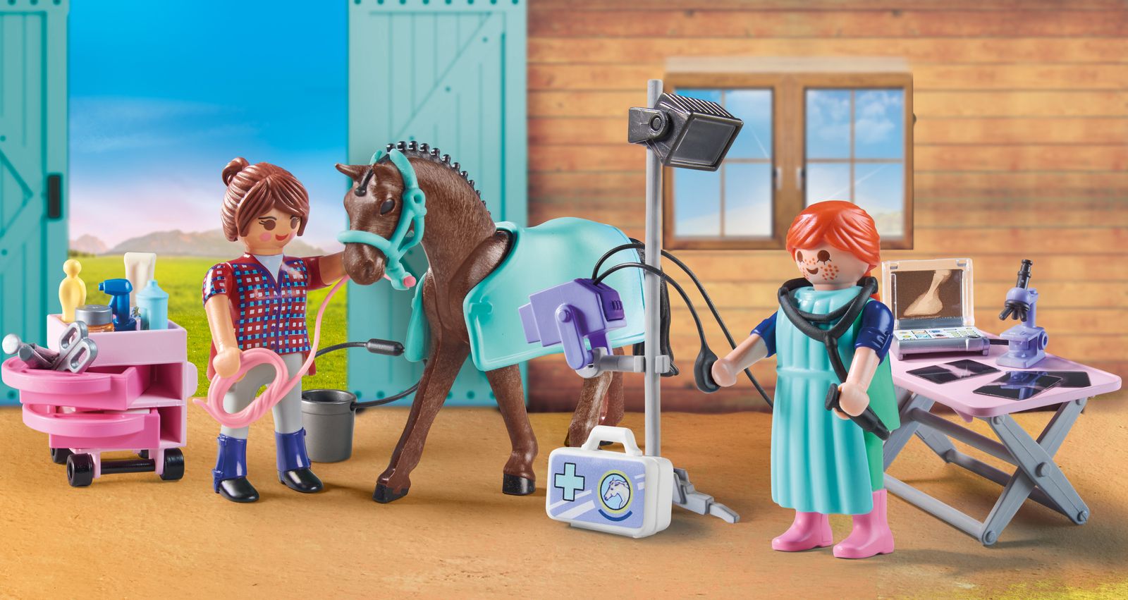 Playmobil Tierärztin mit medizinischen Gerätschaften und Pferd wird von Mädchen gehalten