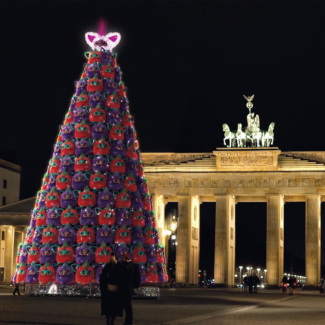 Flauschiger Furby Weihnachtsbaum vor dem Brandenburger Tor in Berlin