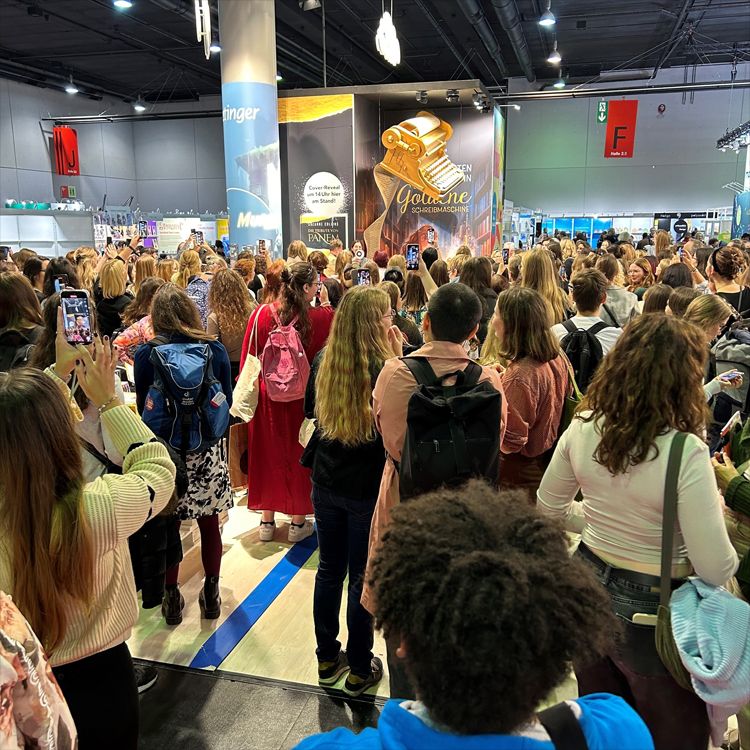 Cover und Titel des neuen „Tribute von Panem“-Bands auf der Frankfurter Buchmesse am Oetinger-Stand enthüllt.