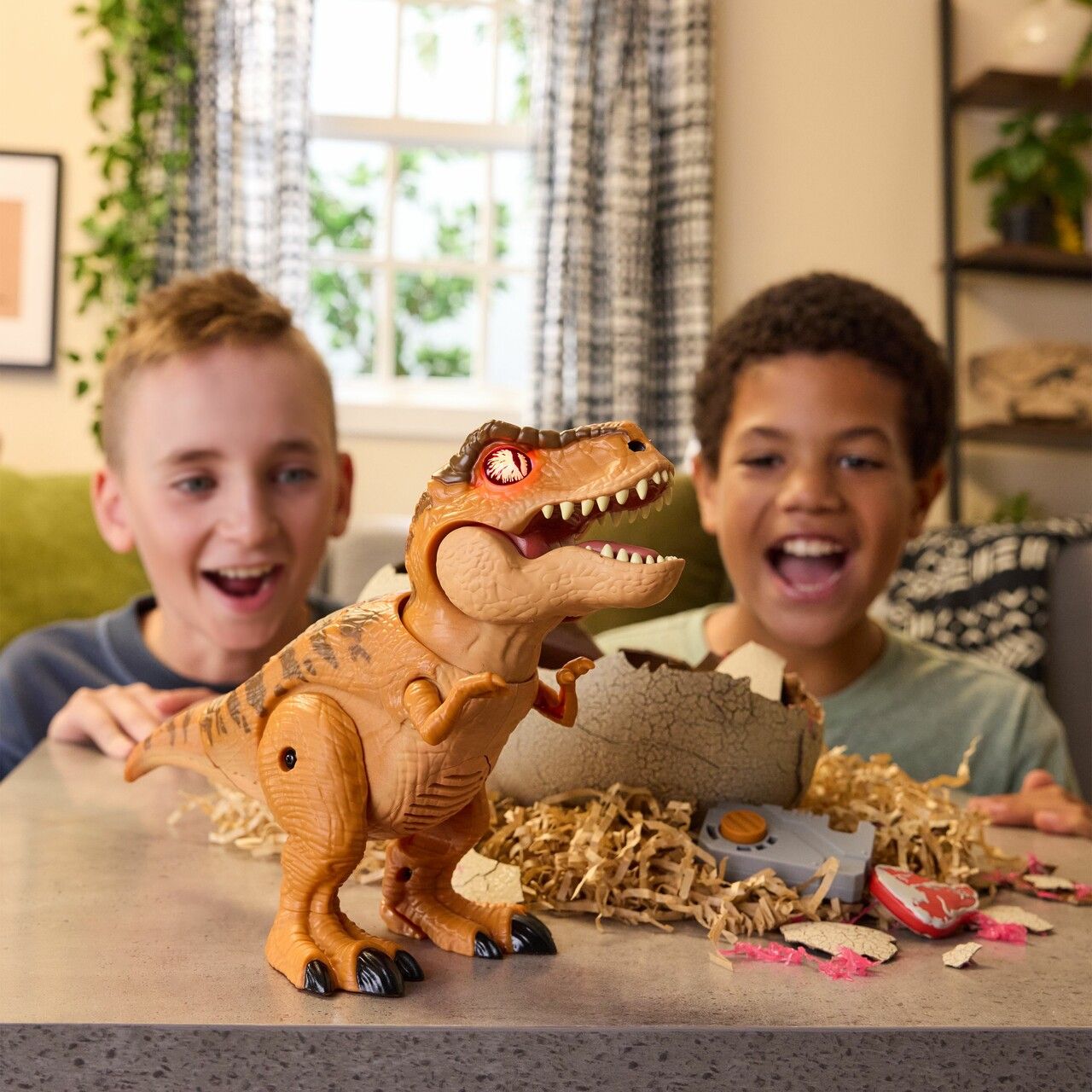 Primal Hatch: Hier kämpft sich ein wilder T-Rex aus seinem Ei!