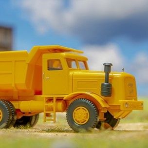 Kaelble-Kipper und Menck-Bagger in Werksfarben